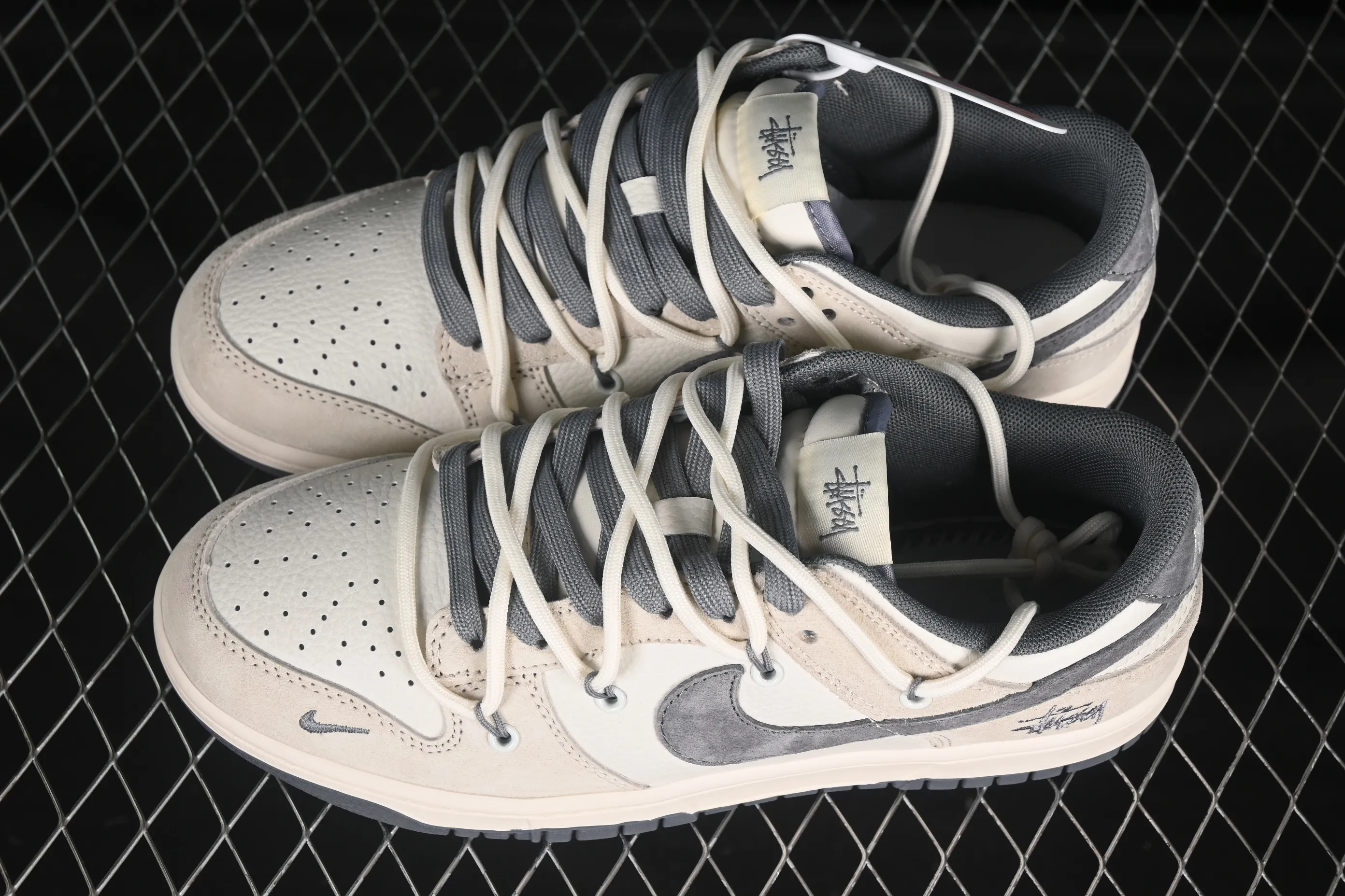 All Categories Nk SB Dunk Series Nk SB Dunk Low High-end Customized Low-top Shoes Nike SB Dunk Low Stusi Series Strappy Piggy Gray Hook Anniversary High-end Customized Low-top Casual Shoes DM6868-093